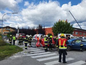 Verkehrsunfall mit eingeklemmter Person